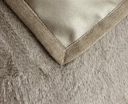 Mrs.Me coverlet Brush Taupe detail web